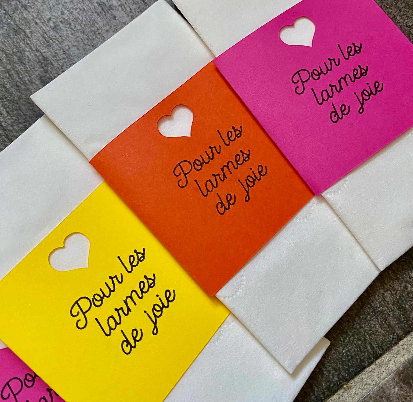 Pochettes Orange Fuschia Jaune + Mouchoirs « Larme de joie »