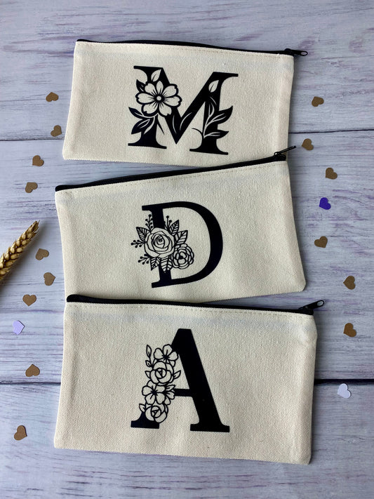 Pochette « initiale et fleurs »