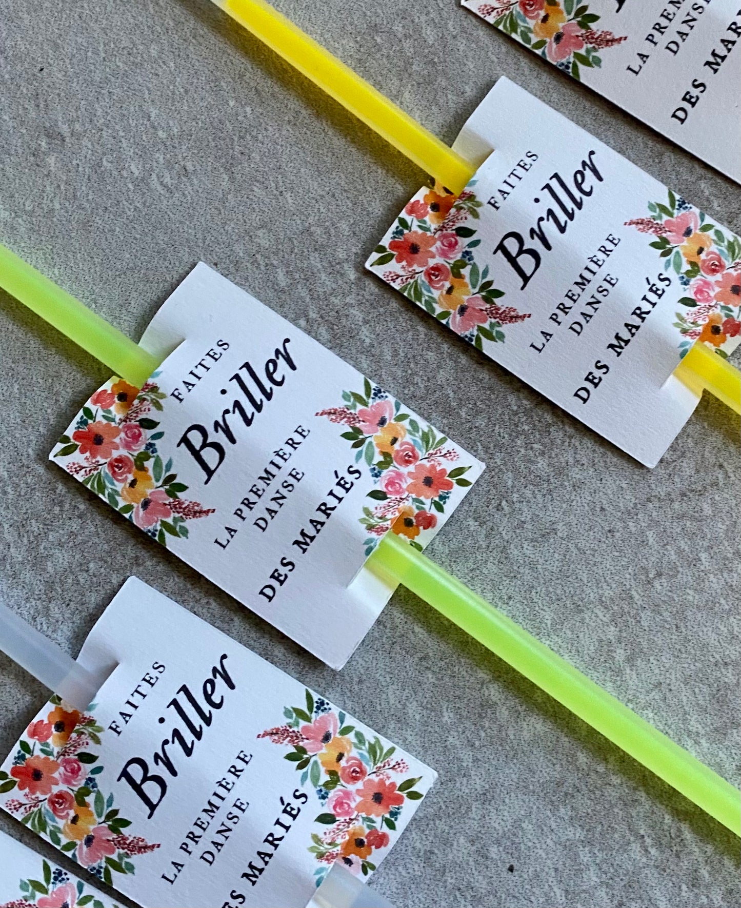 Bâtonnets lumineux + Étiquettes fleurs chic pastels pour ouverture de bal - première danse mariage