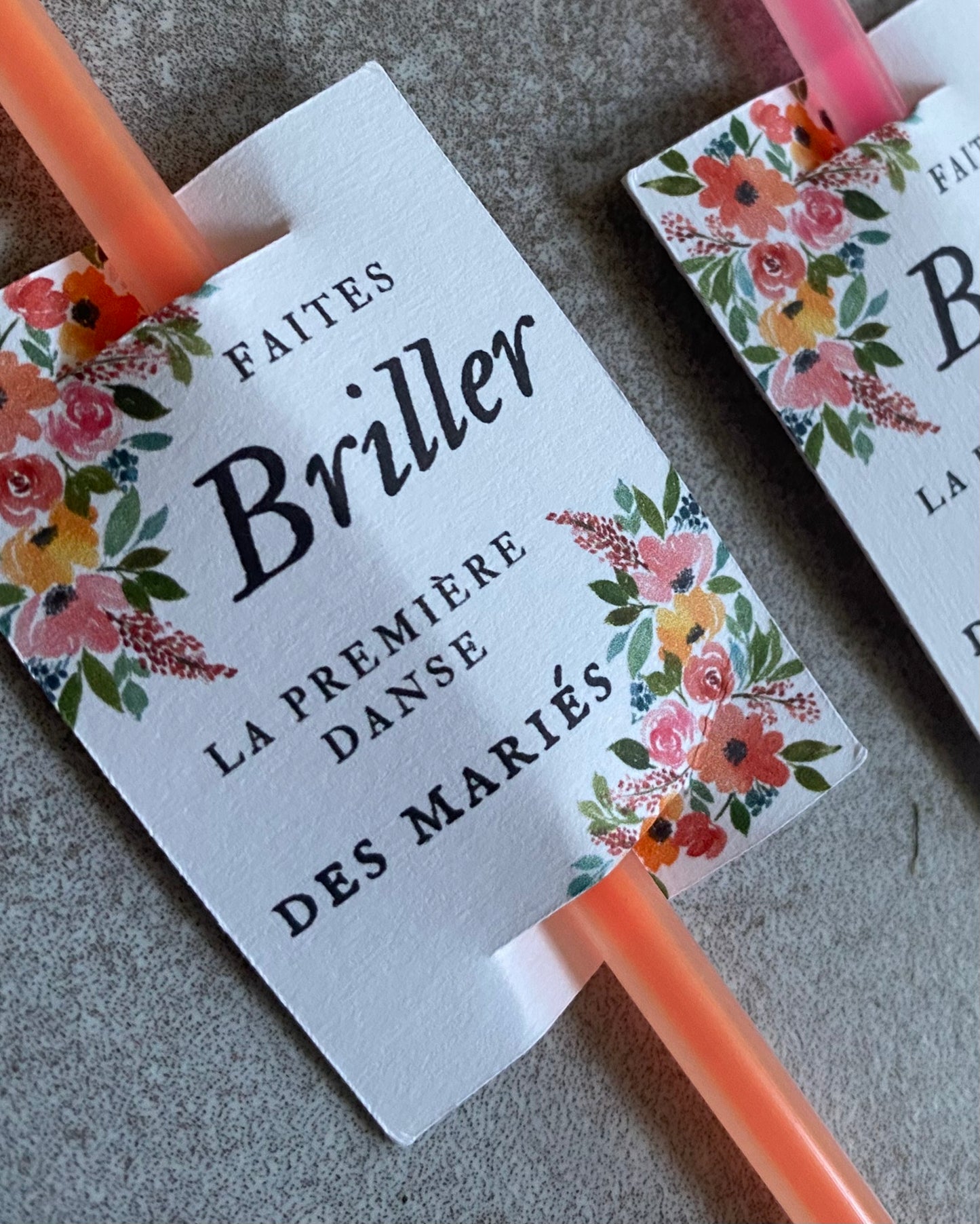 Bâtonnets lumineux + Étiquettes fleurs chic pastels pour ouverture de bal - première danse mariage