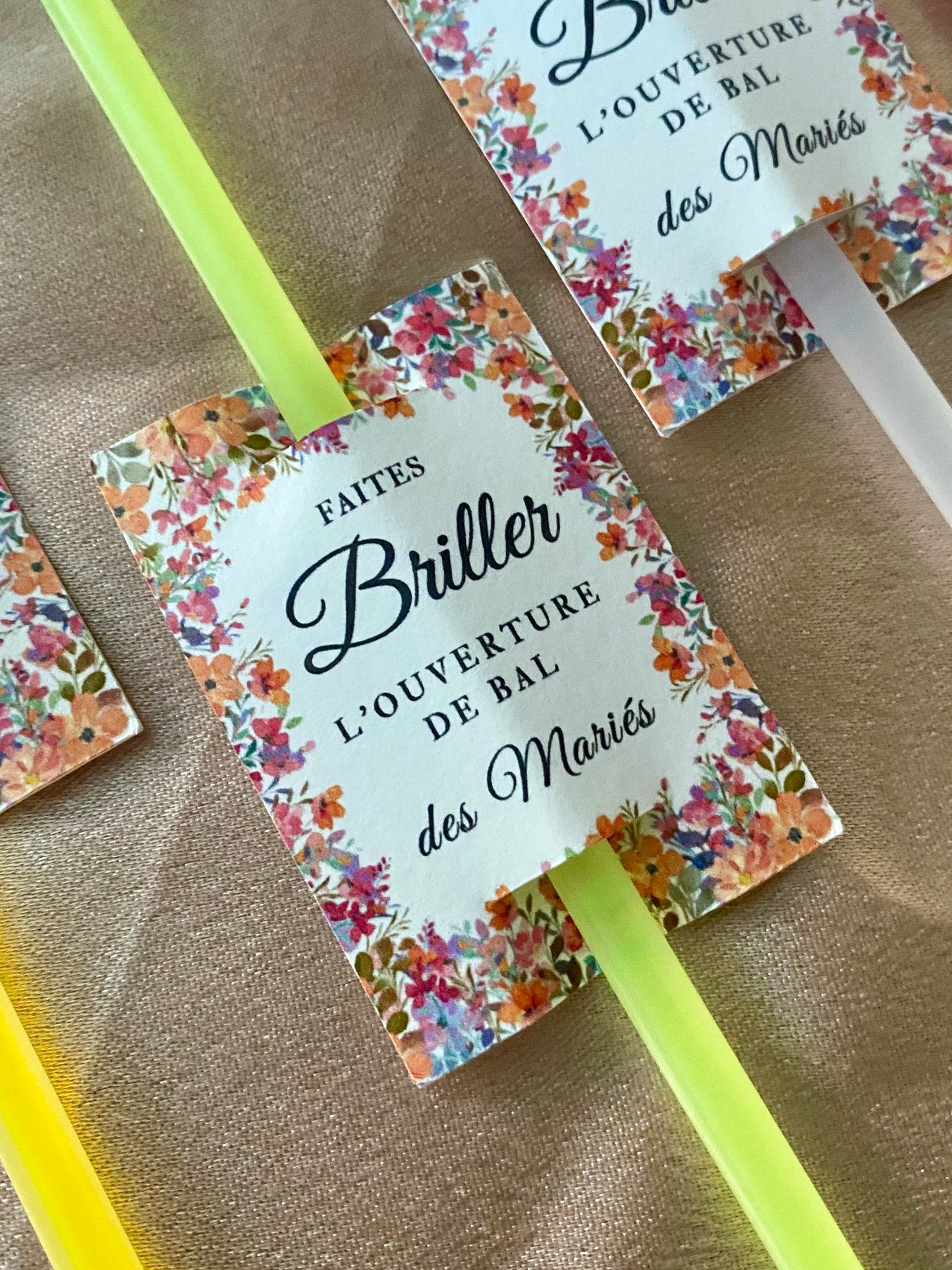 Bâtonnets lumineux à craquer + Étiquettes fleurs multicolores pour ouverture de bal mariage