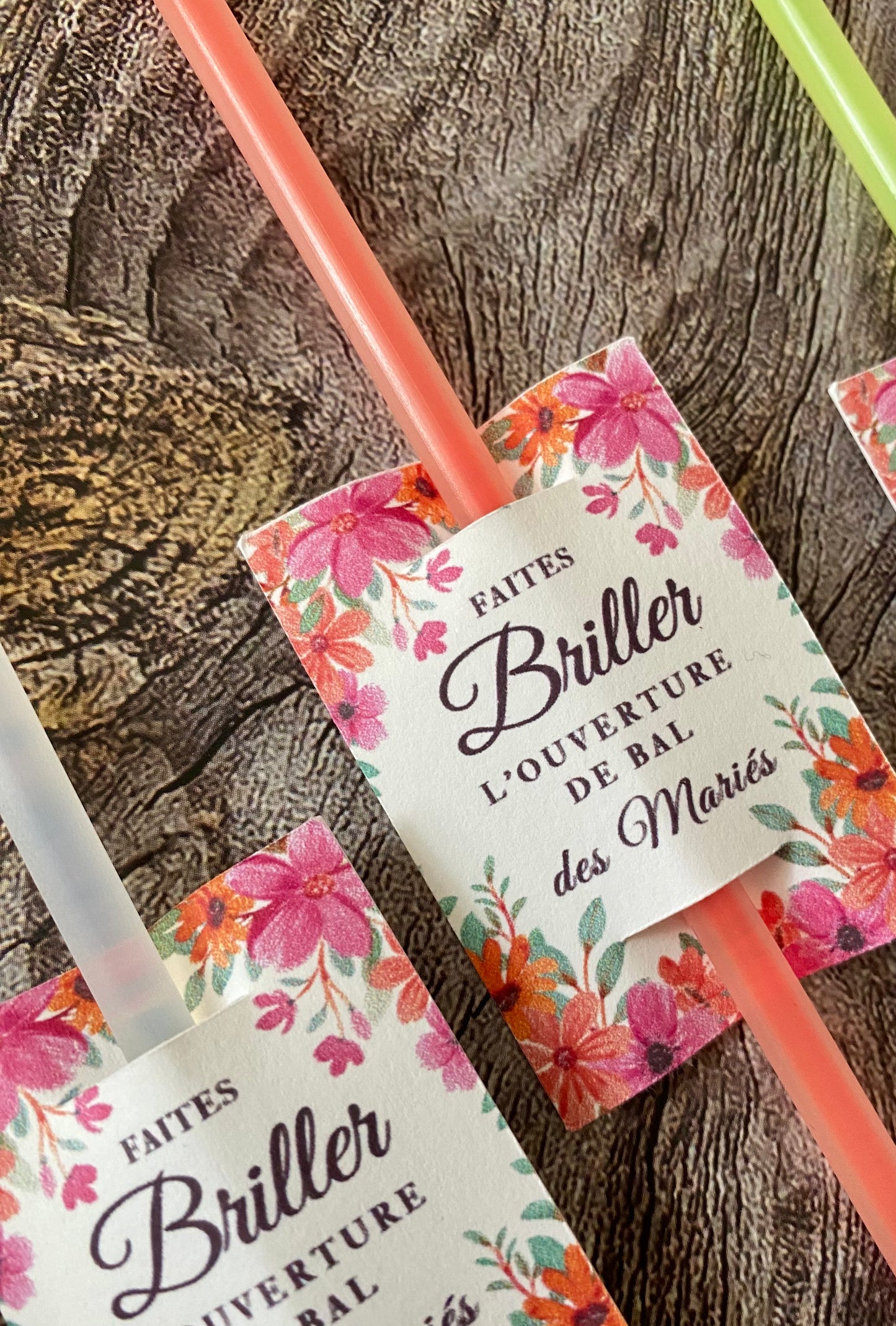 Bâtonnets lumineux à craquer + Étiquettes fleurs orange/fuschia pour ouverture de bal mariage