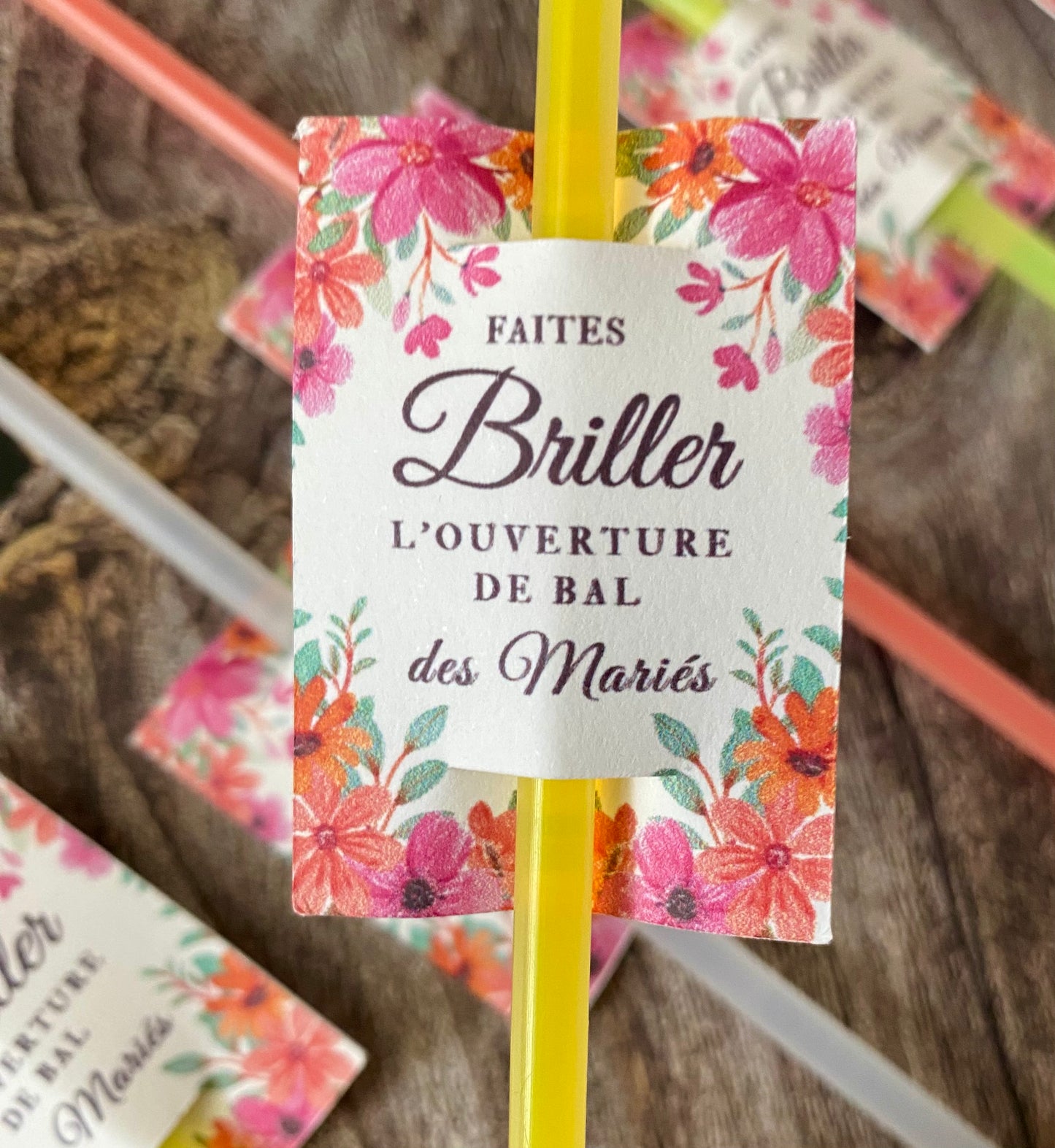 Bâtonnets lumineux à craquer + Étiquettes fleurs orange/fuschia pour ouverture de bal mariage